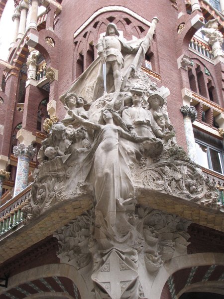 palau de la musica_beelden.jpg - Op de hoek van het Palau de la musica hangt dit beeld van Miquel Blay, met als titel 'het Catalaans Volkslied'.